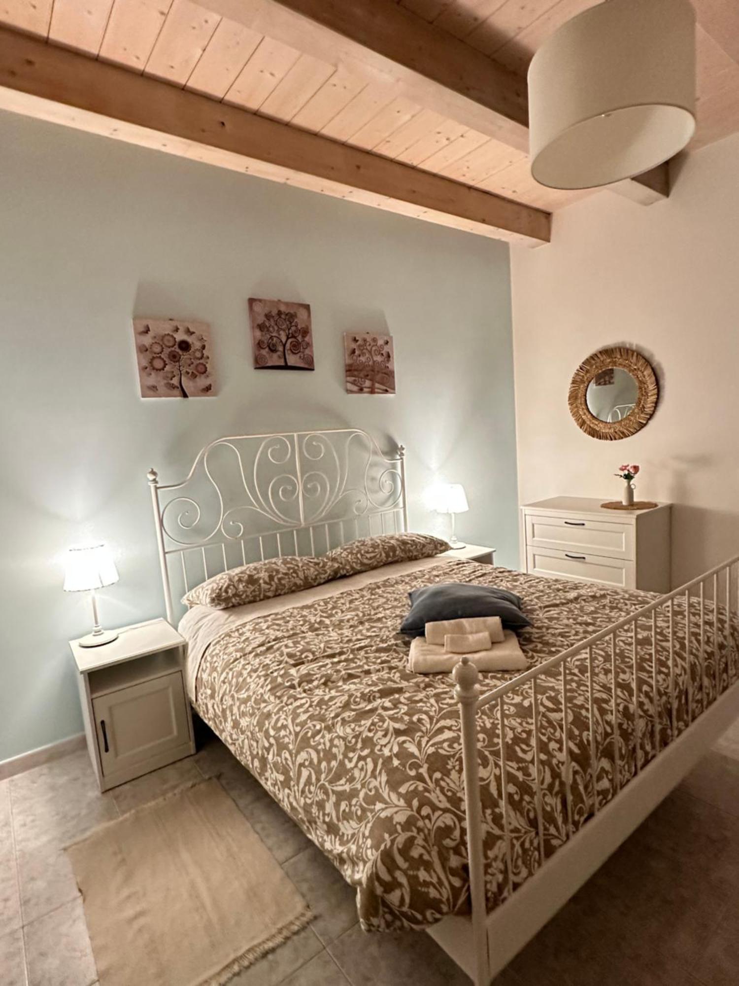 Affittacamere Il Cortile Chiaravalle Exterior foto
