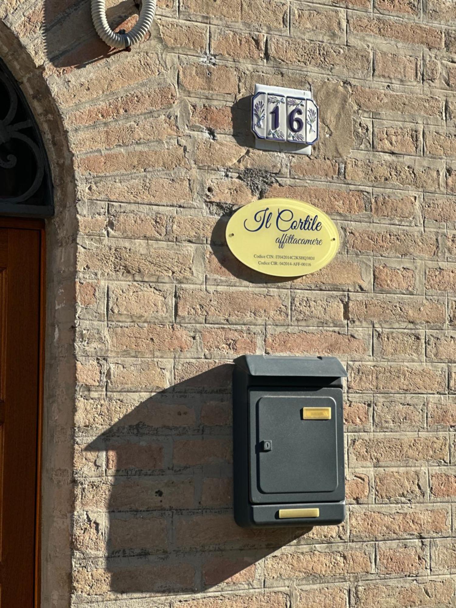 Affittacamere Il Cortile Chiaravalle Exterior foto